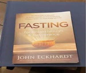 Fasting For Breakthrough And Deliverance de John Eckhardt, libro en inglés de tapa blanda sobre ayuno y crecimiento espiritual. - Product Image 3