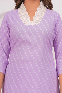 Elegante Conjunto de Kurti y Pantalón de Rayón para Mujer |   Conjunto de Kurta Morado Estampado de Corte Recto - Product Image 5
