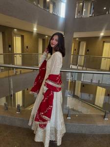 Robe de mariée indienne traditionnelle en soie chinon blanche brodée, style Anarkali longue, avec dupatta rouge, coupe classique pour femme, livraison rapide - Product Image 2