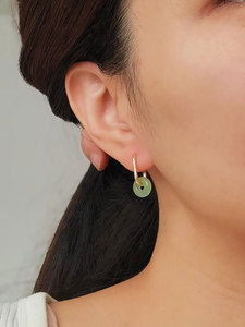 Pendientes de Aro en Forma de Lágrima Verdes Hechos a Mano con Piedra Natural, Chapados en Oro, Estilo Boho Minimalista, con Caja de Regalo Personalizada - Product Image 1