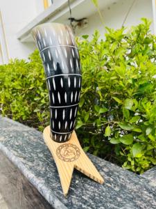 Mug à boire en corne de buffle organique gravé à la main avec support en bois, coupe à méad viking 300ml/400ml/500ml, ensemble cadeau de Noël fait main - Product Image 3