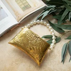 กระเป๋าคลัทช์ทองเหลืองสุดหรู พร้อมดีไซน์พรีเมียมสำหรับงานปาร์ตี้ กระเป๋าคลัทช์ทองเหลืองสไตล์วินเทจลายชาติพันธุ์สำหรับงานแต่งงาน - Product Image 2