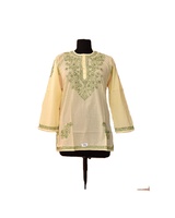 Mini Kurti en coton tissé à taille naturelle, manches longues, avec broderie sur le col et ouverture boutonnée sur le devant