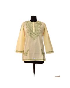 Kurti court en coton imprimé avec broderie sur le cou et bouton avec ouverture sur le devant. - Product Image 2