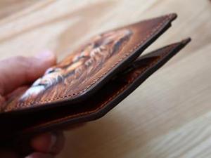 Cartera Bifold de Cuero Genuino 100% Estilo Vaquero, Nueva Colección 2026, Color Marrón, con Diseño de Cara de León Grabado a Mano y Borde Cosido, para Hombre - Product Image 2