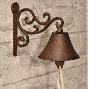 Sonnette de porte en fer antique avec support orné, cloche suspendue classique pour l'entrée extérieure, la maison et la décoration de jardin - Product Image 1