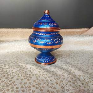 Élégante bonbonnière blanche plaquée cuivre avec couvercle design, contenant à bonbons décoratif sur piédestal floral pour table à manger et décoration intérieure - Product Image 3