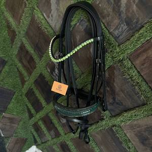 Bridon de luxe en cuir anatomique pour cheval, frontale en cristal vert, nezette en crocodile, dressage, personnalisé OEM ADIBA OVERSEAS - Product Image 1