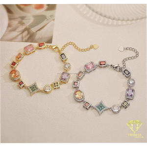 Pulsera en tono plateado con piedras de aspecto gemológico multicolor y eslabones de formas variadas para compradores mayoristas de joyería de moda. - Product Image 2
