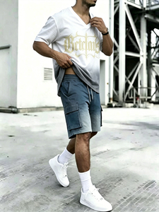 Conjunto de 2 Piezas de Ropa Urbana para Hombre: Camiseta con Cuello en V y Estampado de Letras Góticas en Degradado Blanco y Gris y Pantalones Cortos Cargo de Mezclilla - Product Image 5