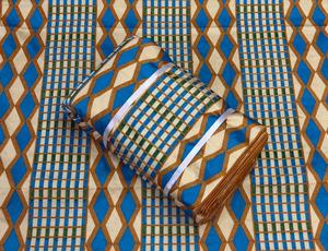 Tela de Poliéster y Algodón Jacquard Geométrica Transpirable y Ecológica, Color Beige, Azul y Dorado, Tejida para Vestidos de Niña, Prendas de Vestir y Decoración del Hogar - Product Image 3