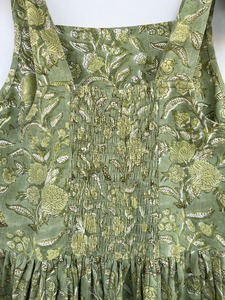 Vestido maxi sin mangas con estampado floral verde y corte en A, con dobladillo escalonado, estilo bohemio, casual de verano, ajuste holgado, con tirantes para atar en los hombros. - Product Image 5