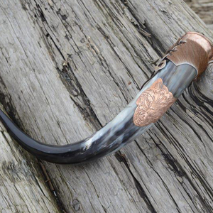 Cuerno de Buey Vikingo Personalizado Hecho a Mano, Ecológico y de Alta Calidad, con Soporte de Cuero, Forma Natural Pulida, India FWE-001 - Product Image 1