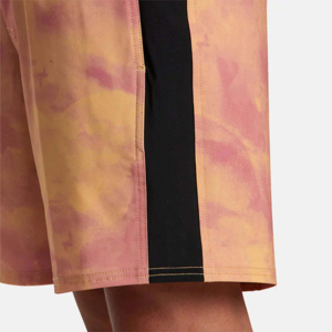 Pantalones cortos tie dye para hombre con cintura elástica, cordón ajustable y ajuste cómodo para uso casual y deportivo. - Product Image 6