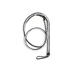 Fouet en cuir avec design tressé, couleur noire, poignée à anneau métallique, détail pompon - Product Image 2