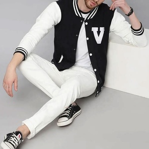 Blouson bomber léger pour homme, veste varsity bicolore noir et blanc avec un patch lettre « V » blanche sur la poitrine - Product Image 2