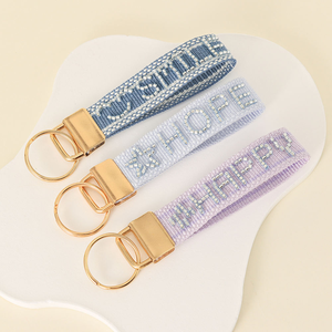 Llavero de dedo con cuentas estilo amistad hecho a mano, cordón tejido personalizado con patrón de letras y corazones para cartera, llavero y monedero - Product Image 1