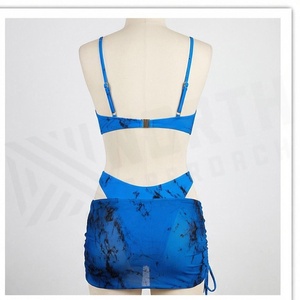 Ensemble de yoga 2 pièces imprimé papillon bleu avec finition dorée, body à col en V profond et jupe portefeuille longueur genou - Product Image 2