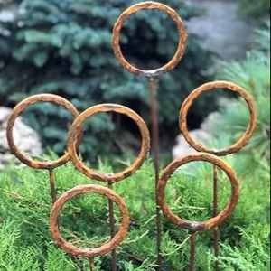 Piquet de jardin rustique en métal forgé en forme de cercle, sculpture moderne et minimaliste pour pelouse, accent extérieur - Product Image 1