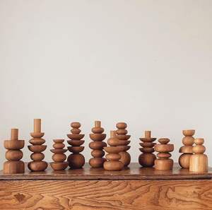 Portavelas de madera inspirado en la herencia, diseñado para amantes de la decoración tradicional y espacios interiores cálidos. - Product Image 3