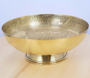 Bol sur piédestal en laiton gravé vintage, gravure paysage oriental, plat rond en métal, centre de table antique, décoration de table asiatique pour la maison - Product Image 1