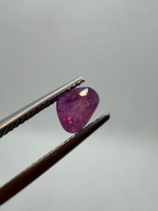 Saphir rose naturel taille cœur/poire 1,33 ct 5,5x6,5x4 mm, pierre précieuse calibrée à facettes de Ceylan pour la fabrication de bijoux, avec jeu de couleurs - Product Image 3