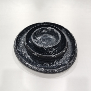 Plat de service rond en résine noire polie fait main, moderne, luxueux et durable, pour riz ou autres plats. - Product Image 5