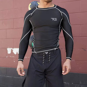 Rash Guard de secado rápido en nueva colección con tela flexible y ajuste ceñido para fitness y deportes activos. - Product Image 3