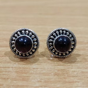 Pendientes Personalizados de Plata de Ley 925 de 2.2 Gramos, Minimalistas, Unisex, con Granate en Forma de Bola - Product Image 2