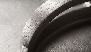 Plateau de service rond en aluminium moulé, doré, avec poignée arquée simple et base texturée, pour présentation alimentaire, idéal pour hôtels et restaurants – Vente directe usine - Product Image 2