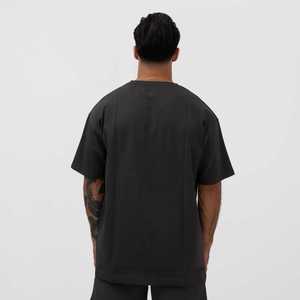 T-shirt minimaliste surdimensionné en tissu doux de qualité supérieure et coupe décontractée, conçu pour un look streetwear moderne. - Product Image 2