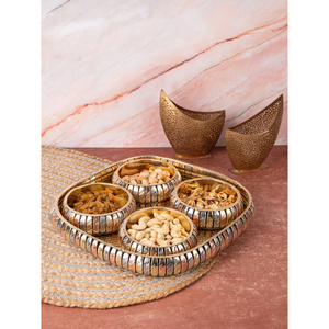 Plateau de service antique doré avec amandes, noix de cajou et raisins secs, plateau artisanal en métal pour le Ramadan, plateau à dattes et noix - Product Image 6