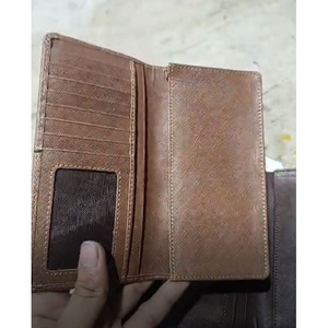 Portefeuille long en cuir texturé Saffiano pour homme avec plusieurs emplacements pour cartes et fenêtre transparente pour carte d'identité, disponible en plusieurs couleurs - Product Image 6