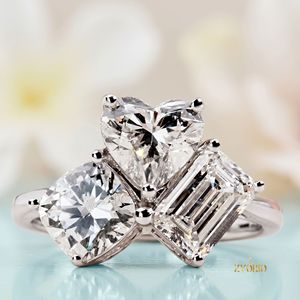 Bague de fiançailles en or 18 carats avec trois pierres, diamant de laboratoire taille émeraude, clarté VVS2, certifié IGI - Product Image 2