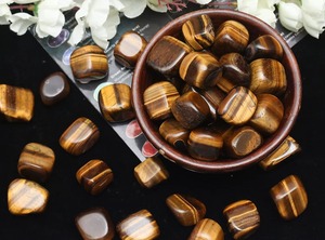 Pierre roulée polie Œil de tigre naturel jaune, forme irrégulière arrondie 18-25mm, qualité naturelle pour la décoration intérieure et l'artisanat Feng Shui - Product Image 2