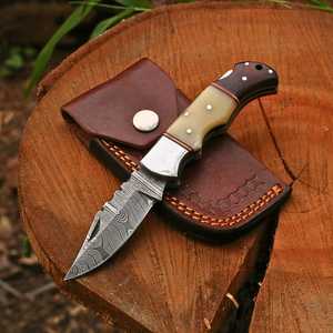 Cuchillo de caza de hoja fija de acero de Damasco con mango de hueso y funda de cuero - Product Image 1