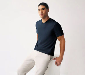 เสื้อยืดคอกวีผู้ชายคลาสสิก เสื้อยืดผ้าฝ้ายสำหรับผู้ชาย เสื้อเปล่าผ้าฝ้ายนุ่มสำหรับพิมพ์ลาย ราคาขายส่ง พร้อมโลโก้ตามสั่ง - Product Image 3