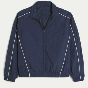 Veste coupe-vent à capuche personnalisée avec passepoil réfléchissant pour homme, en nylon froissé, avec panneaux incurvés et coutures géométriques, légère, imperméable et coupe oversize - Product Image 6