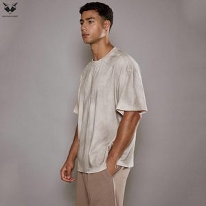 Nouveaux t-shirts tendance effet délavé pour hommes, en bordeaux avec détails noirs, style streetwear, coupe slim, manches courtes. - Product Image 3