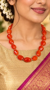 Collier Coraline avec perles de pierres précieuses naturelles, perles ovales facettées et finition polie - Product Image 2
