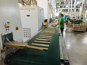 Table de jardin ronde fabriquée à partir de matériaux résistants aux intempéries, offrant des performances cohérentes dans les environnements extérieurs de jardin. - Product Image 4