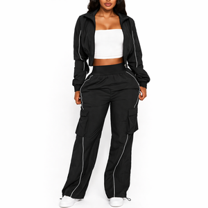 Ensemble de survêtement pour femme avec logo personnalisé, veste coupe-vent en nylon, pantalon cargo, tenue streetwear tendance - Product Image 2