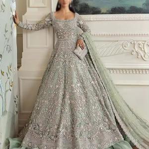 Robe de mariée pakistanaise haut de gamme rose poussière sculpturale avec épaulettes structurées et franges à pampilles - Product Image 2