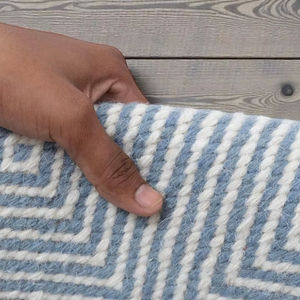 Tapis en laine écologique fait main avec motif géométrique bleu et ivoire, tapis tissé à la main antidérapant à tissage plat pour salon - Product Image 1