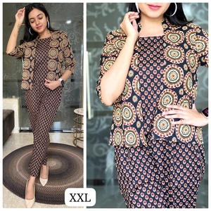 Conjunto Coordinado de Blazer y Pantalones de Algodón Crepé Rosa Floral Hecho a Medida Rishab Marketix, Cintura Media, Cierre con Cordón, Ajuste Holgado de Verano - Product Image 3