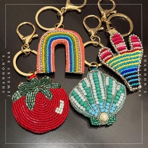 Breloques élégantes pour sacs en perles de rocaille avec motifs détaillés, breloques brodées en perles de rocaille de créateur pour sacs à main stylés - Product Image 5