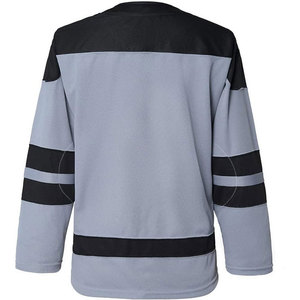 Jersey de hockey sobre hielo avanzado diseñado para movimientos rápidos, tela de alta calidad que soporta la acción intensa en el hielo. - Product Image 6
