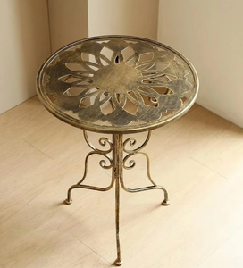 Mesa Auxiliar de Hierro Forjado Dorado Antiguo con Tapa Decorativa Calada y Patas Curvas con Volteado, Pequeña Mesa de Centro para Sala de Estar - Product Image 1
