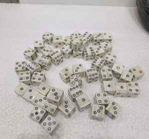 Dés de jeu de haute qualité, faits à la main, polis, en matériau organique, au toucher réel, design personnalisable, caractéristiques écologiques, emballage personnalisé - Product Image 4