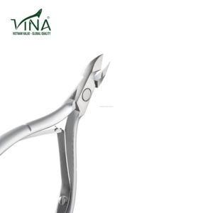 Pince à cuticules Vina VNC-05 à mâchoires biseautées en acier inoxydable, conçue pour une élimination précise des cuticules courbées et une efficacité accrue en salon - Product Image 3